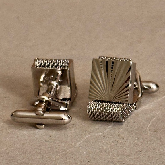 Silvertone Mesh Wrap Around Squared Starburst Cufflinks - Picture 1 of 15